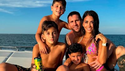 Las fotos del paseo en barco de Lionel Messi junto a su familia mientras se recupera de su lesión en el tobillo: “Verano y ellos”