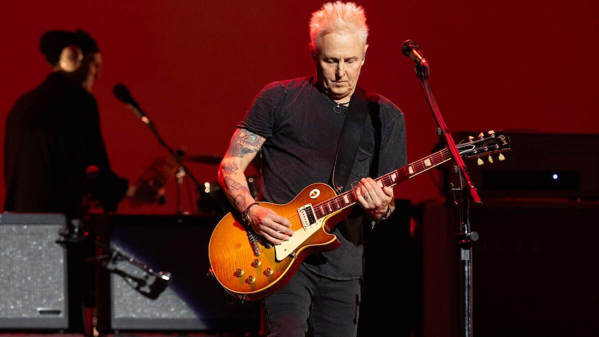 Watch Pearl Jam's Mike McCready Fall Off Stage, Continue To Shred Guitar Solo | WEBN