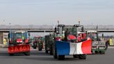 Agricultores franceses bloquean accesos a París con tractores en protesta por futuro de la industria