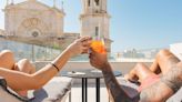 Pasar dos semanas de verano en Cádiz tiene un precio: más de un sueldo mensual la opción más barata