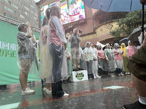 綠宣講台北場 懷孕議員淋雨！青鳥怒轟：為何退租遮雨棚