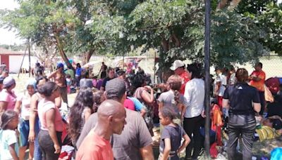 Caravana de 500 migrantes llega por sorpresa a Oaxaca; descansan en Matías Romero