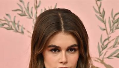 El look de Kaia Gerber con una falda midi tubo que inspirará a las expertas esta primavera