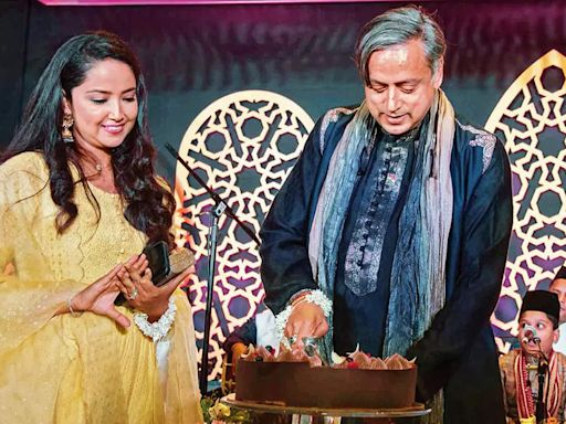 A sufiyaana shaam for Shashi Tharoor | Events Movie News - Times of India