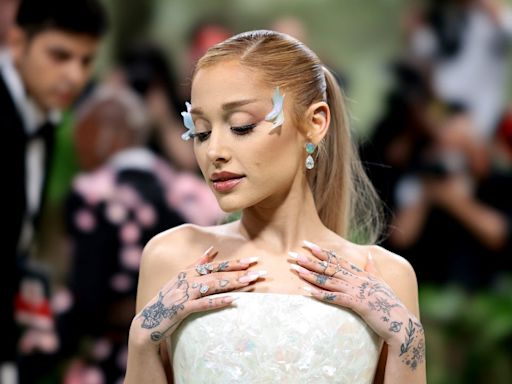 XXL Acrylic Nails Are Back, According To Ariana Grande