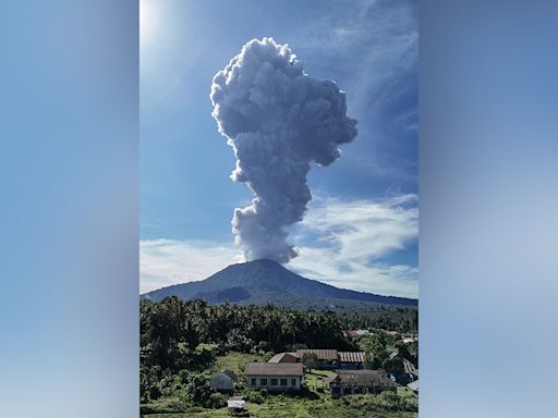 Images show spectacle of Indonesian volcano eruption as authorities evacuate 7 nearby villages