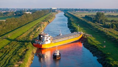 Cargo ship becomes wedged across Cambridgeshire river