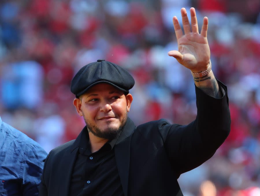 Photos of Cardinals legend Yadier Molina in Cubs gear go viral. What gives?