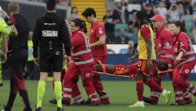 Dan de alta del hospital a Evan Ndicka de la Roma un día después de que colapsó en el campo