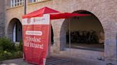 Kioscos para los 'naranjitos" y manos rojas gigantes: los tajos de empleo social colaboran con los Sanfermines