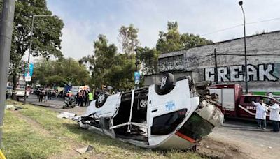 La Jornada: Vuelca transporte público en Zaragoza; dos muertos y siete heridos, uno grave, el saldo