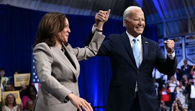 Joe Biden, en meeting commun avec Kamala Harris, ironise sur son âge avancé après avoir jeté l’éponge