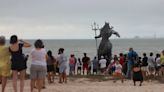 Poseidón se vuelve más famoso tras paso de Beryl; más turistas van a tomarse fotos