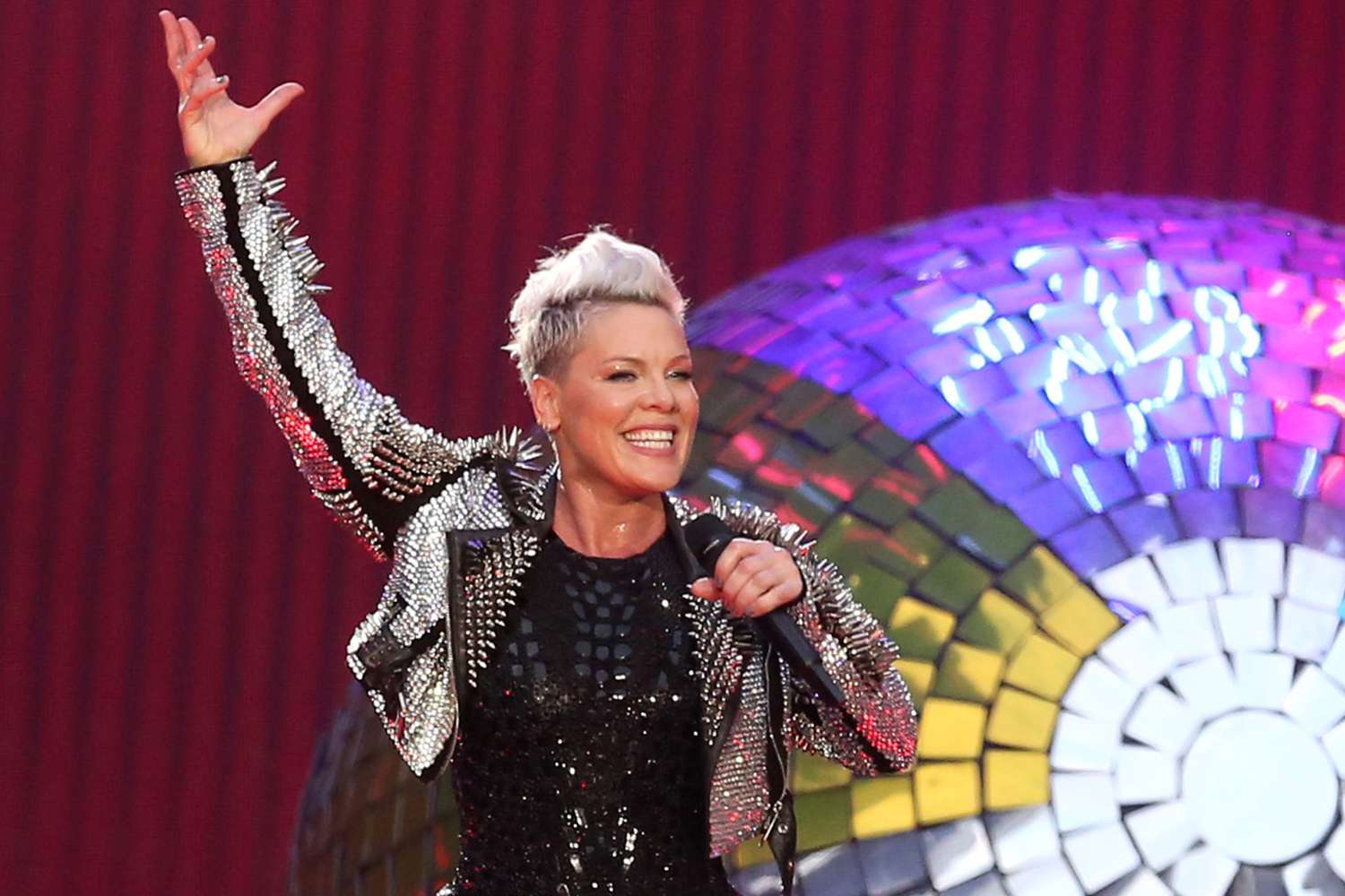 Pink Performs Hits the Stage in Germany, Plus Glen Powell, Daisy Edgar-Jones, Ne-Yo, Ralph Macchio and More