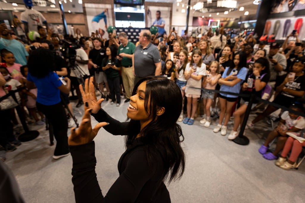 Hundreds of fans greet Olympic gymnast Gabby Douglas in her return to Hampton Roads