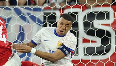 Didier Deschamps confirma que Kylian Mbappé tiene la nariz rota