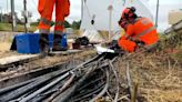 Los técnicos de la SNCF inician las reparaciones tras el sabotaje e incendios provocados en la red ferroviaria francesa