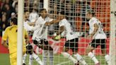 1-1. Kluivert, de penalti, saca al Valencia del descenso ante el Rayo