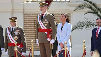 La reina Letizia sorprende con un traje celeste de dos piezas en la tercera jura de bandera del rey Felipe en Zaragoza