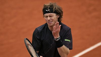 Andrey Rublev, el top 10 que era candidato a ganar Roland Garros, pero enloqueció, perdió y hasta el rival lo criticó
