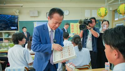 嘉義縣長翁章梁快閃日本 赴山口縣中學推廣蜜梨鳳梨