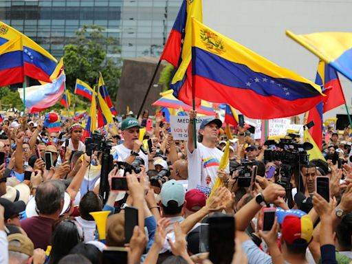 Cientos de manifestantes vuelven a pedir en Medellín la salida de Maduro