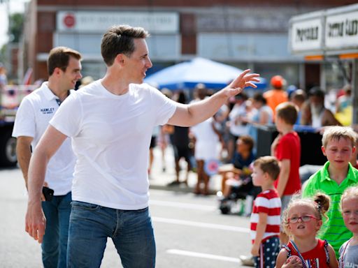 Campaign trail leads through Marshfield as candidates march in annual 4th of July parade