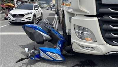 驚險一瞬！南投騎士遭聯結車撞擊跳車保命 卻棄車狂奔離現場