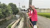 後溪底排水40米側溝「倒一排」 颱風季將至恐加劇坍方 - 寶島