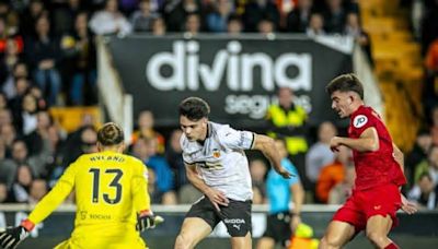 Fran Pérez no evita la falta de regate del Valencia CF