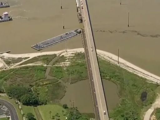 Así se vivió el derrumbe parcial de un puente en Texas tras el choque de una barcaza