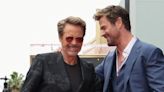 Robert Downey Jr se burló de Chris Hemsworth durante la recepción de su estrella en el paseo de la fama