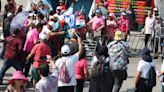 Manifestantes chocan con miembros de CNTE