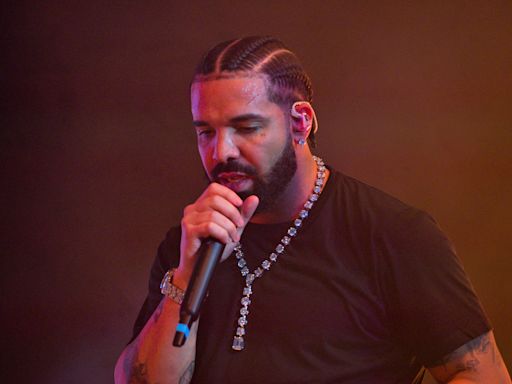 Limp Bizkit Fans Boo Drake After Fred Durst Shouts Out Rapper at Band’s Toronto Show: Watch