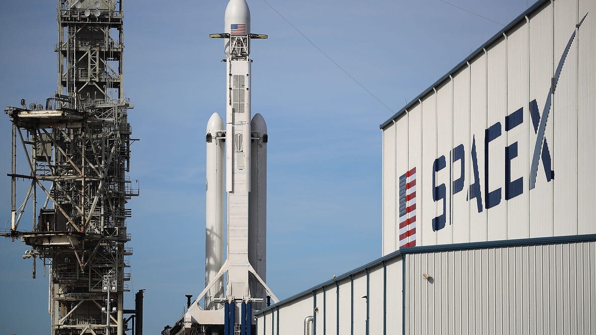 Elon Musk denies that SpaceX may make a tender offer valuing it at $200 billion