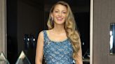 Blake Lively, la invitada perfecta en Nueva York con su vestido azul de escamas y joyas de diamantes