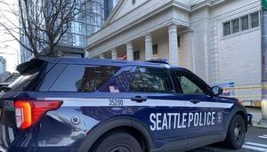 Man robbed and shot in downtown Seattle