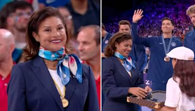 ¡Lujo olímpico! Cecilia Tait entregó las medallas en el vóley masculino en París 2024