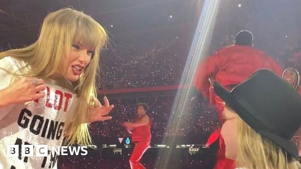 Taylor Swift: Seven-year-old gets singer's famous 22 hat