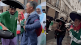 París 2024: En calles parisinas, mexicanos arman fiesta al ritmo de La Chona (VIDEO)
