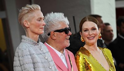 La abrumadora ovación de 17 minutos de Pedro Almodóvar en Venecia junto a Julianne Moore y Tilda Swinton por La habitación de al lado