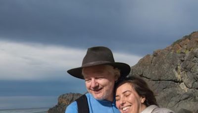 Julian Assange reaparece con una foto familiar en una playa de Australia