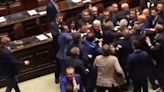 “Far West” en Italia: el día después de la masiva pelea a golpes entre legisladores que divide al Parlamento