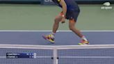 Es la escena más surrealista del US Open: un 'intruso' se cuela en la pista y la persecución dura 30''