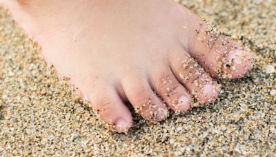 People Are Just Realising The Secret To Removing Wet Sand From Skin In Seconds, And It's Really Easy