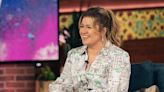 Kelly Clarkson Wears a Stunning Summer Dress As She Shocks Fan with an Unforgettable Duet