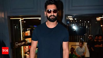 Vicky Kaushal chops off his long hair and beard, spotted outside a Mumbai salon | Hindi Movie News - Times of India