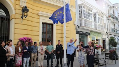 Chiclana conmemora el Día de Europa con el izado de la bandera europea y la lectura de una declaración institucional