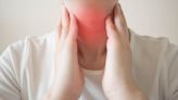 中年女性好發》吞嚥困難竟是「甲狀腺癌」！醫公開5大症狀、存活率，快做「推吞觸」3步驟自我檢查