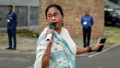 HC restrains Mamata from making defamatory statement against Guv